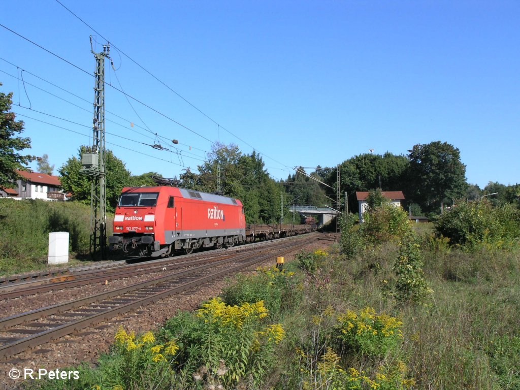 152 077-4 erreicht Undorf mit ein Stahlzug. 09.09.08