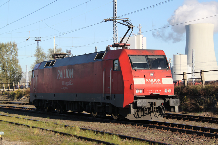 152 127-7 bei der Ausfahrt im Kombiwerk Rostock-Seehafen.wenig spter bespannte sie ein LKW-Zug nach Italien.16.10.2011