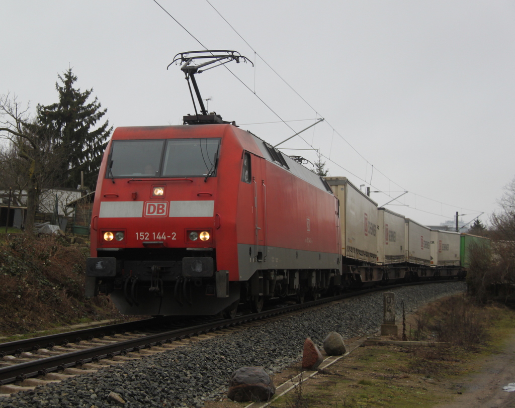 152 144-2  mit KT 42147 von Rostock-Seehafen nach Verona Q.E bei der Durchfahrt in der Gterumfahrung in Hhe Rostock Hbf.03.02.2013