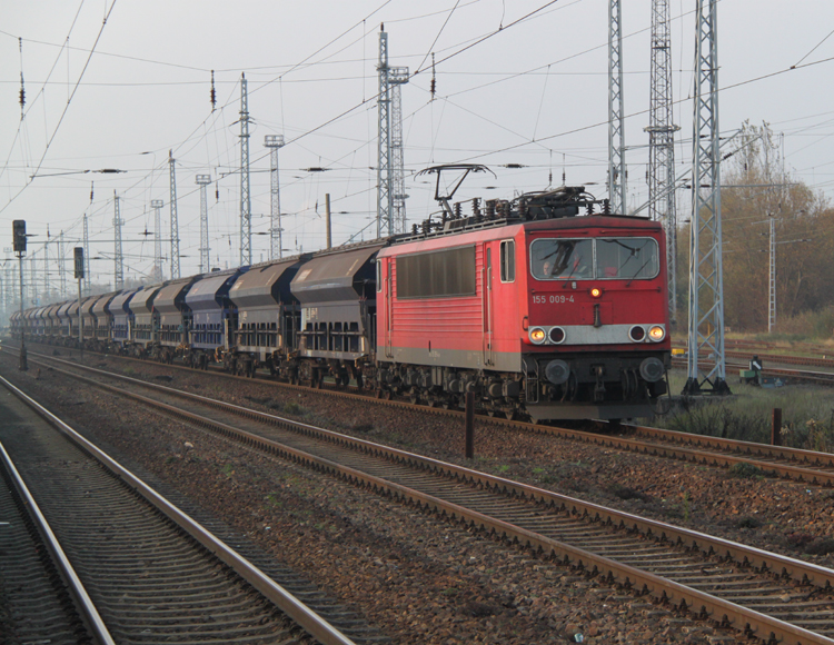 155 009-4 mit Dngerzug von Rostock-Seehafen nach Poppendorf hier bei der Durchfahrt in Rostock-Dierkow.05.11.2011