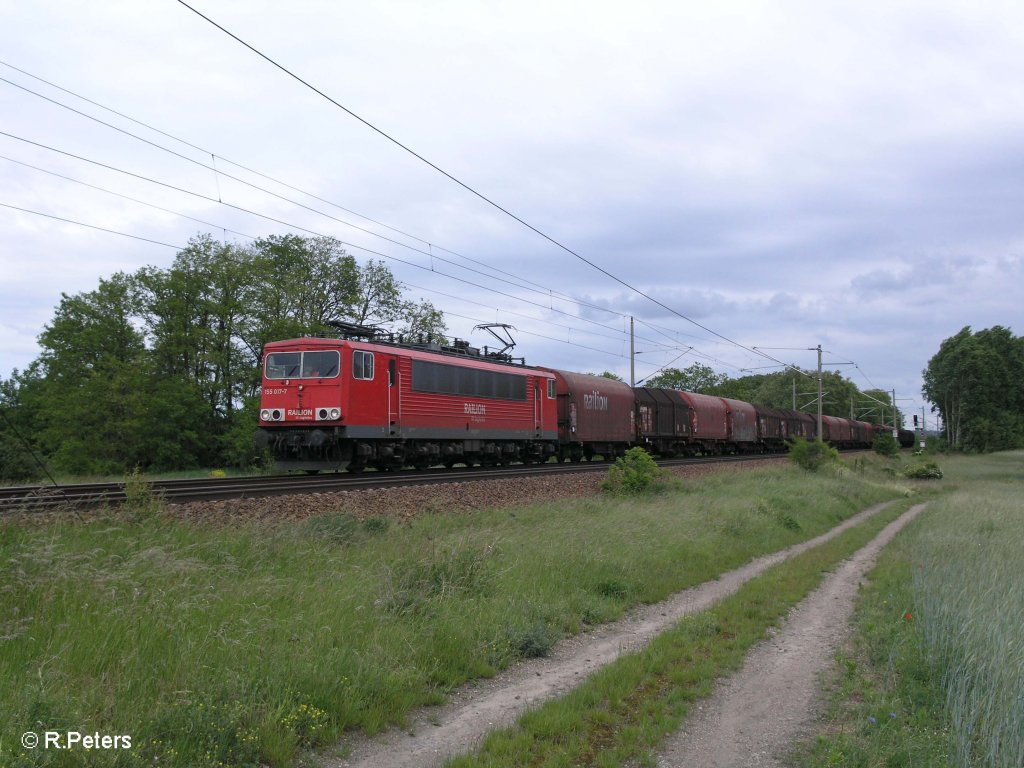 155 017-7 zieht ein leeren Stahlzug bei Jacobsdorf(Mark) in Richtung Berlin. 