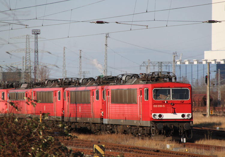155 018-5 abgestellt in Hhe Haltepunkt Rostock-Toitenwinkel.24.01.2012