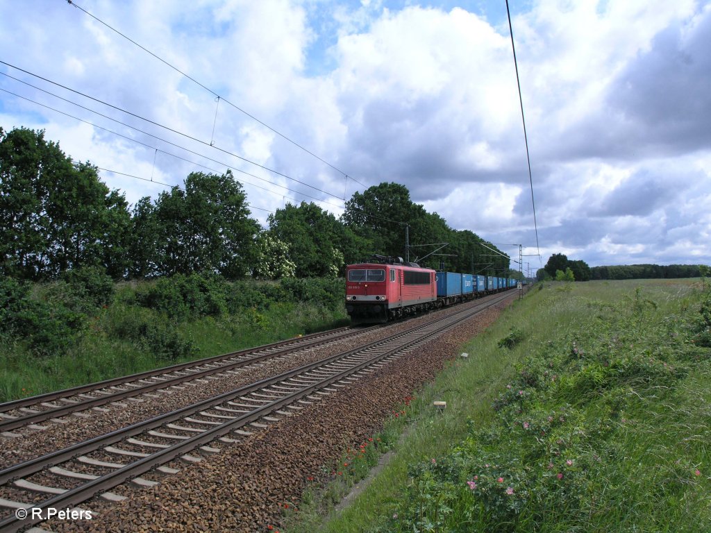 155 019-3 zieht bei Jacobsdorf(Mark) ein Cintainerzug von der Oderbrcke. 29.05.09