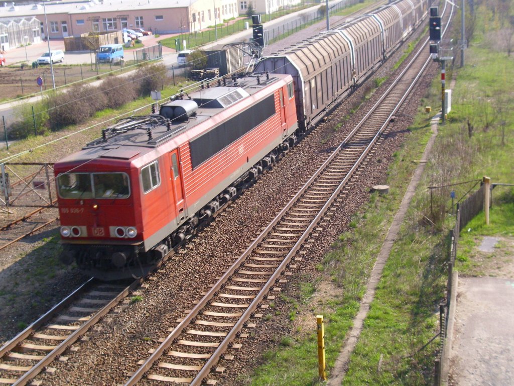 155 036-7 verlsst Schkeuditz  mit einem gedecktem Gterzug. 23.04.10