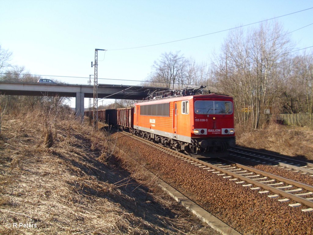 155 038-3 zieht ein Kohlezug bei Frankfurt/Oder Nuhnen. 07.03.11