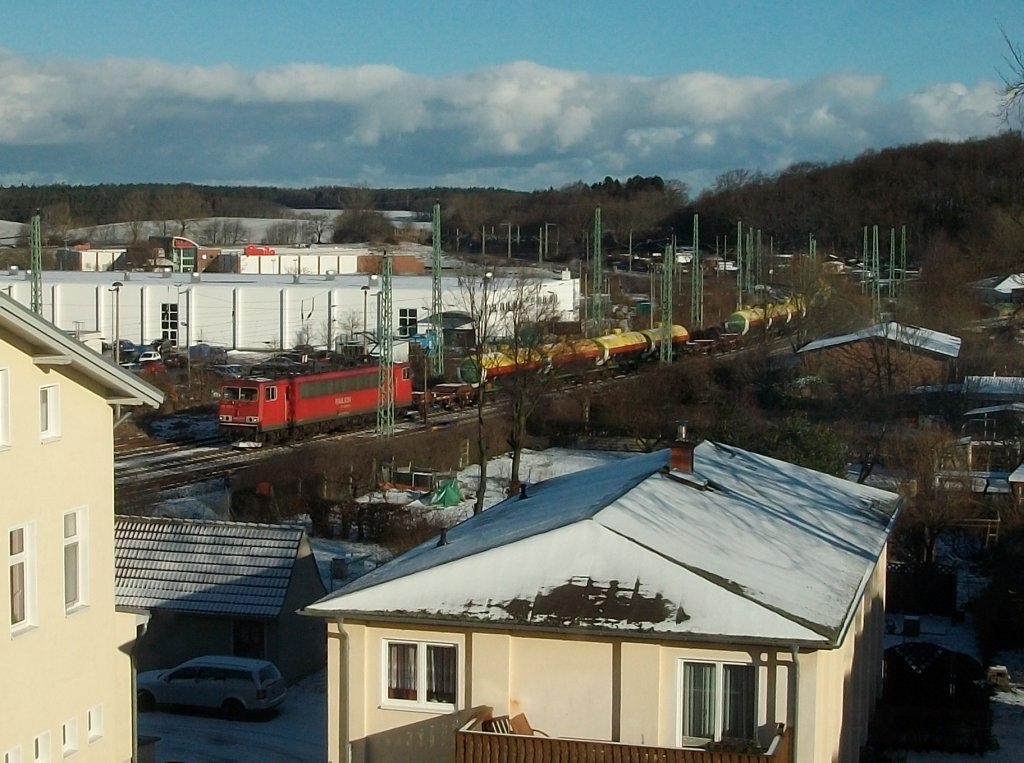 155 075-5 mit Breitspurkesselwagen,am 27.Januar 2011 in Bergen/Rgen,aus meinen Zimmerfenster.
