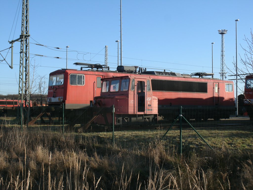 155 105-0 und das ASF 6 im DB Schenker Combiwerk Rostock Seehafen am 28.Dezember 2012.