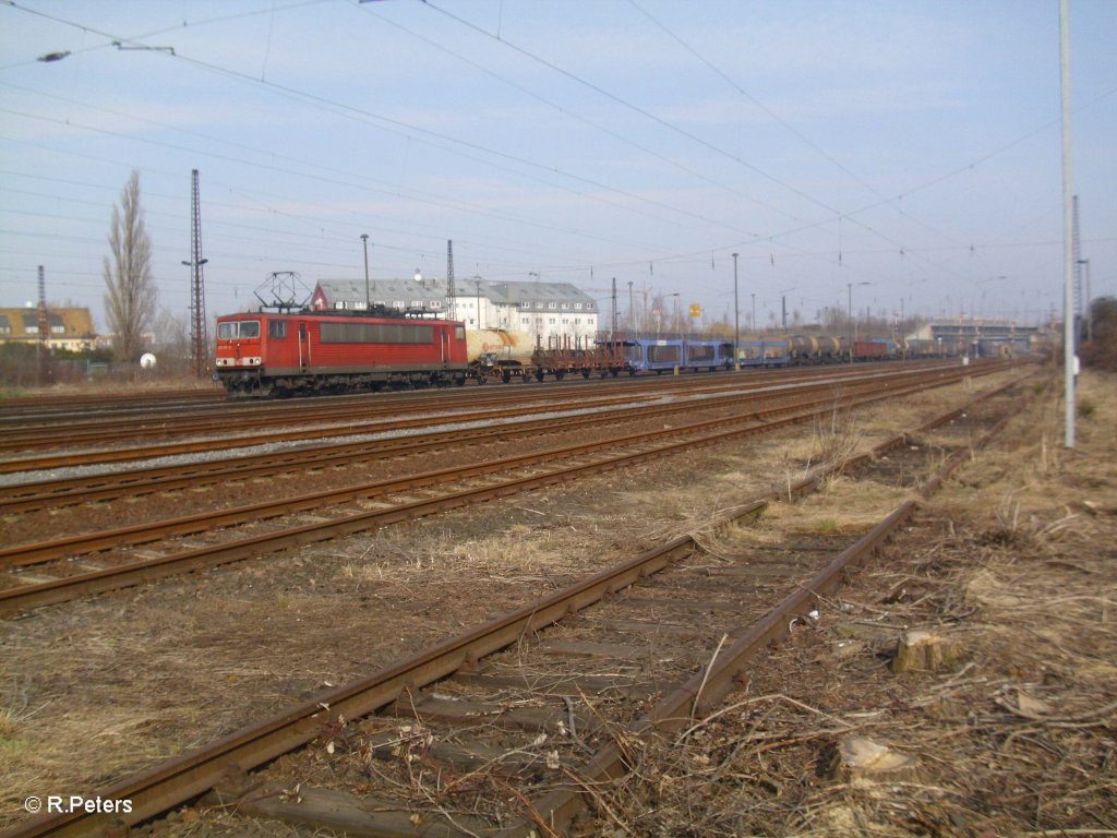 155 107-8 mit einem gemischten Gterzug in Leipzig Schnfeld. 05.03.11