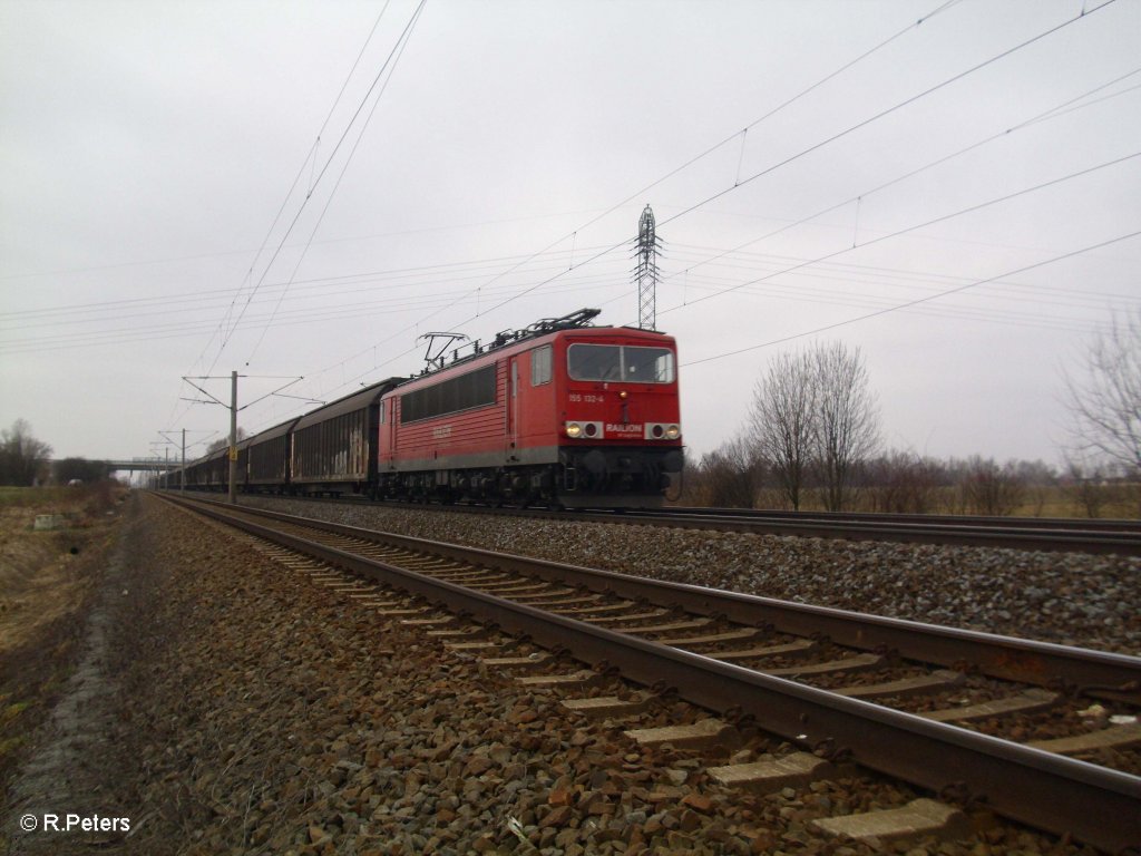 155 132-4 mit gedeckter Gterzug bei Borsdorf. 05.03.11