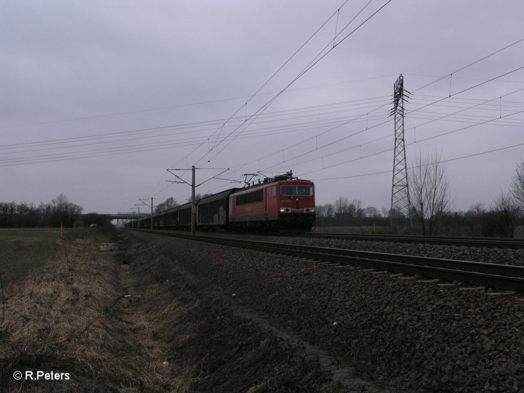 155 132-4 zieht bei Borsdorf ein gedeckten Gterzug. 05.03.11