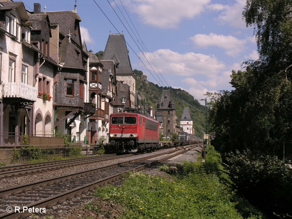 155 167-0 zieht ein Containerzug an der Stadtkulisse von Bacharach vorbei. 24.07.08