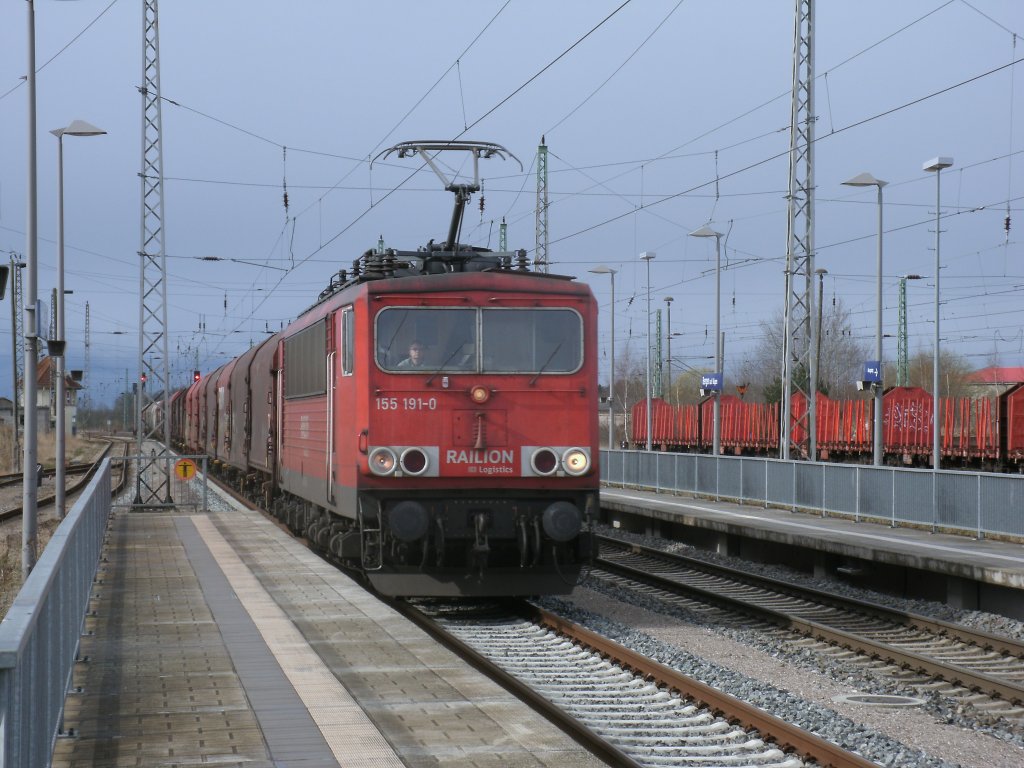 155 191-0 rauschte,am 31.Mrz 2012,mit einem Gterzug nach Mukran durch Bergen/Rgen.