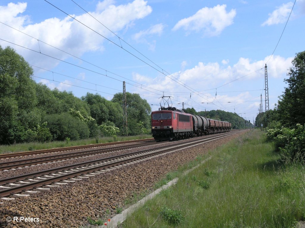 155 208-2 zieht ein kurzen gemischten Gterzug bei Briesen(Mark) in Richtung Berlin. 02.06.09