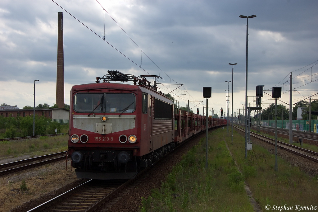 155 219-9 DB Schenker Rail Deutschland AG mit leeren Autotransport, bei der Einfahrt in Rathenow und fuhr in Richtung Wustermark weiter. 30.05.2012 