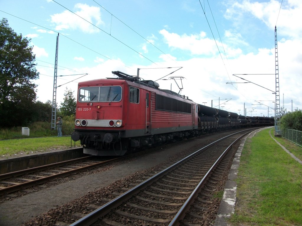 155 220 mu�te am 16.September 2010 in Samtens auf das Kreuzungs-und �berholgleis und den RE Stralsund-Binz vorbei lassen.