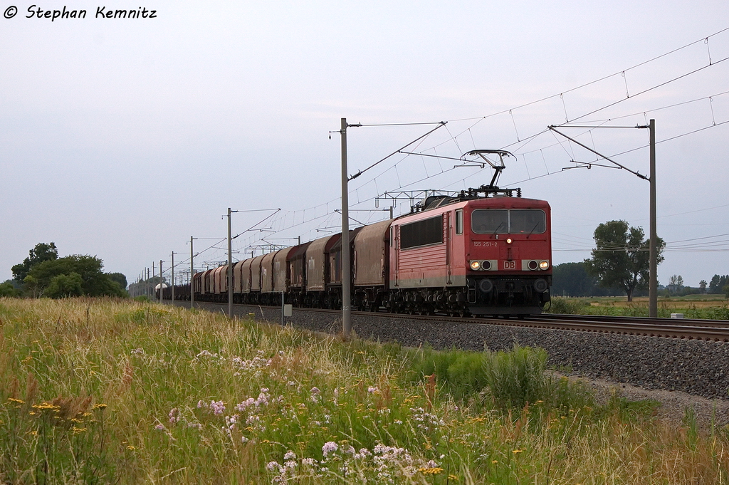 155 251-2 DB Schenker Rail Deutschland AG mit einem gemischtem Gterzug in Vietznitz und fuhr in Richtung Nauen weiter. 24.07.2013