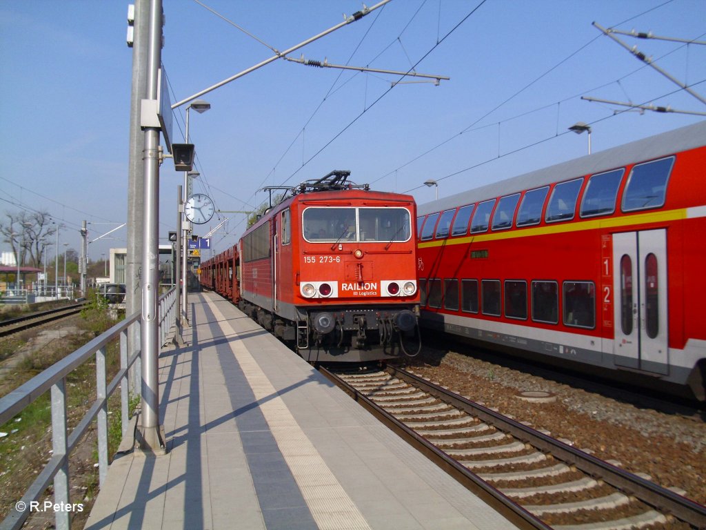 155 273-6 durchfuhr Schkeuditz mit einem leeren Autozug. 23.04.10