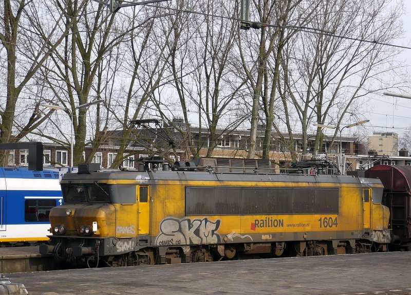 1604 mit Gterzug durch Rotterdam CS 24-02-2010.