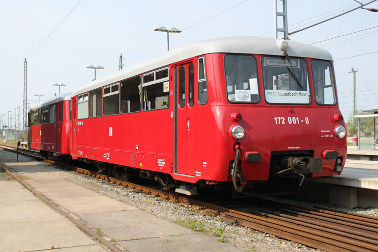 172 001-0 der Neustrelitzer Hafenbahn als PRE81259 von Bergen auf Rgen nach Lauterbach Mole kurz vor der Ausfahrt im Bahnhof Bergen auf Rgen.(28.04.2011)