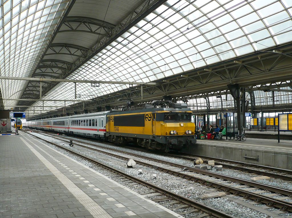 1746 mit IC 145 nach Berlin Gleis 10 Amsterdam Centraal Station 17-04-2013.

1746 met trein IC 145 naar Berlijn spoor 10 Amsterdam Centraal Station 17-04-2013.