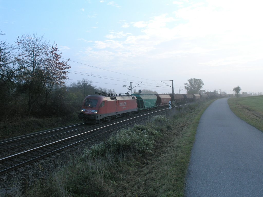 182 002-6 zieht bei Plling ein getreidezug durch die Kurve. 25.10.08