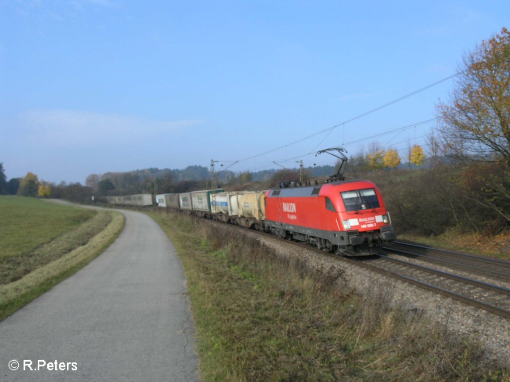 182 005-1 zieht bei Plling ein Containerzug durch die Kurve. 25.10.08