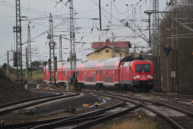 182 009-1 mit RE 37379 von Wismar nach Cottbus bei der Ausfahrt im Bahnhof Bad Kleinen.19.12.2011