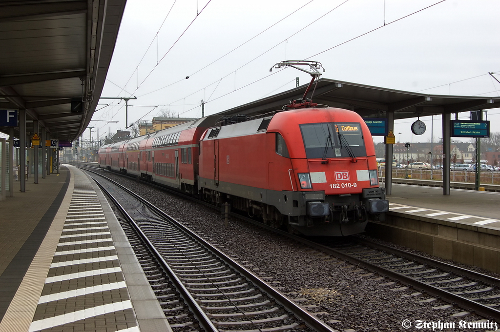 182 010-9 mit dem RE2 (RE 37381) von Wismar nach Cottbus in Wittenberge. 22.12.2011