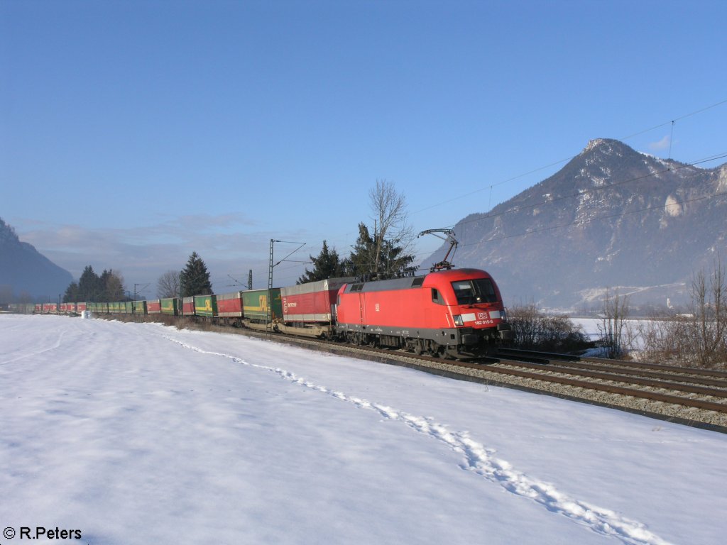 182 015-8 zieht den SAE+ ARCESE bei Niederaudorf. 18.02.10