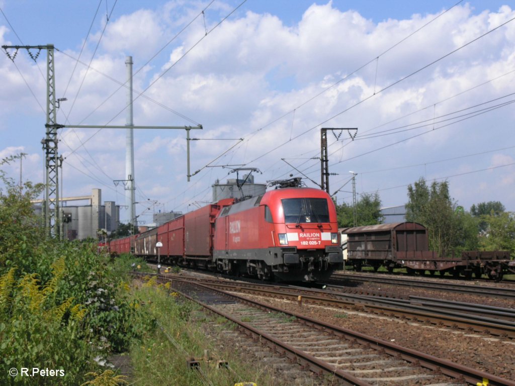 182 025-7 zieht bei Regensburg Ost ein gedeckten Gterzug nach Passau. 27.08.09