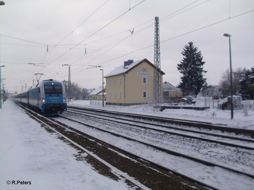 183 003 mit dem ALX 355 nach Praha hl.n. in Obertraublingen. 30.12.10