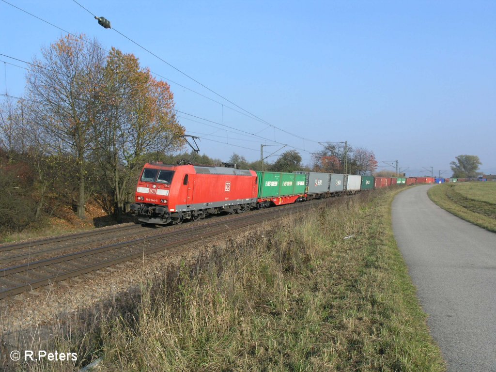 185 044-5 zieht ein Containerzug durch die Kurve bei Plling. 25.10.08