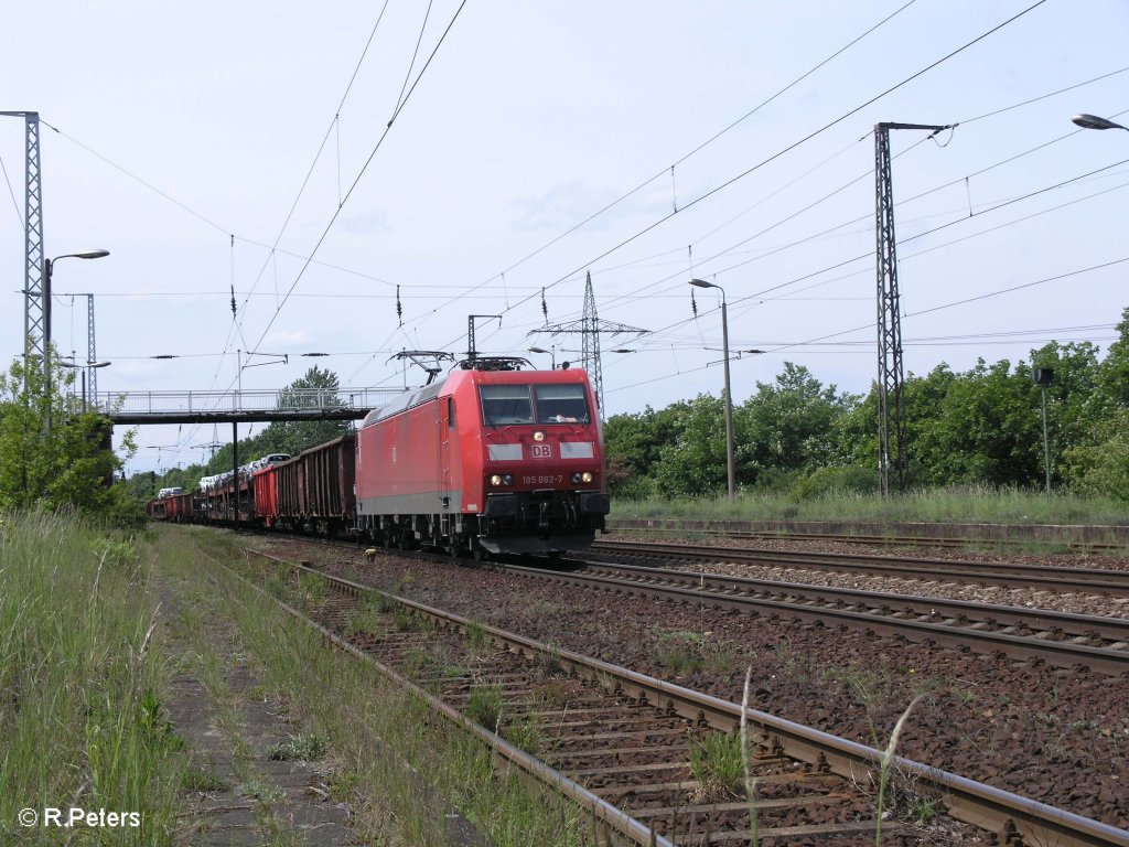 185 062-7 zieht ein gemischten Gterzug durch Saarmund. 17.05.09