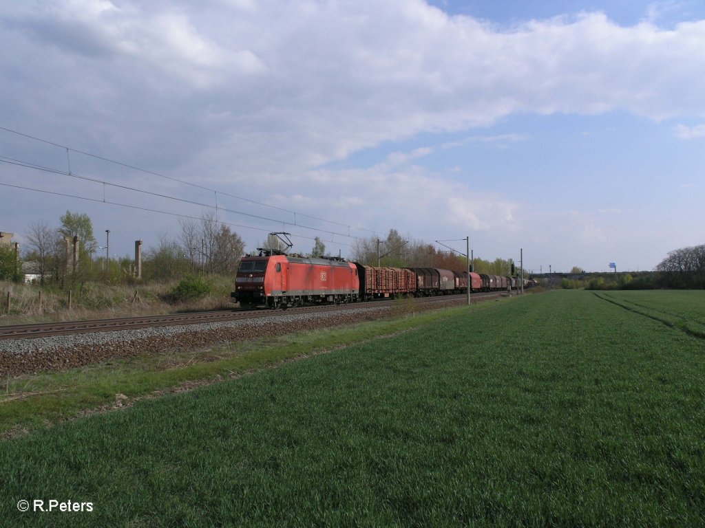 185 126-0 mit gemischten Gterzug bei Podelwitz. 16.04.11