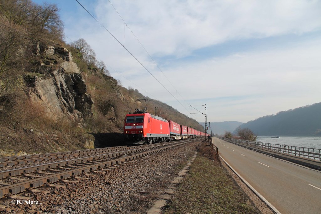 185 138-5 mit gedecktem Gterzug bei Kaub. 05.03.13