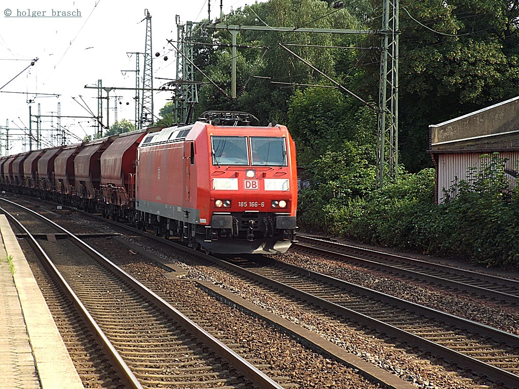 185 166-6 ist mit einen ganzzug am 10.08.13 durch hh-harburg gefahren
 