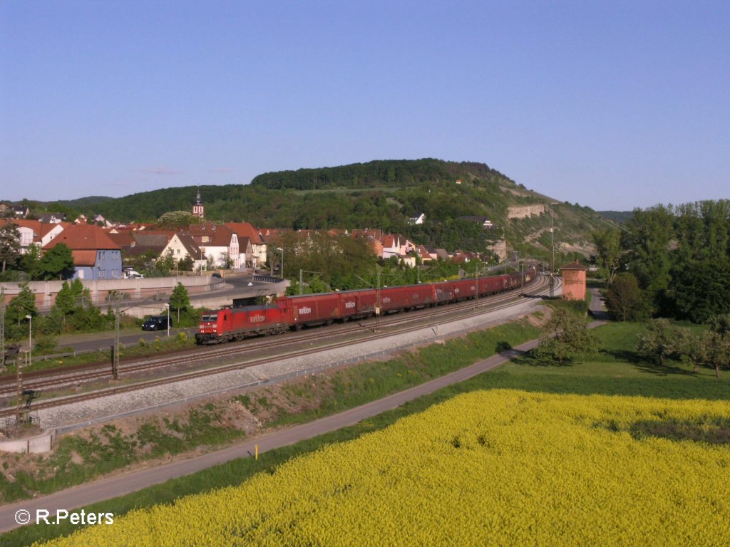 185 174-0 durchfhrt Retzbach Zellingen mit ein Gedeckten gterzug. 10.05.08