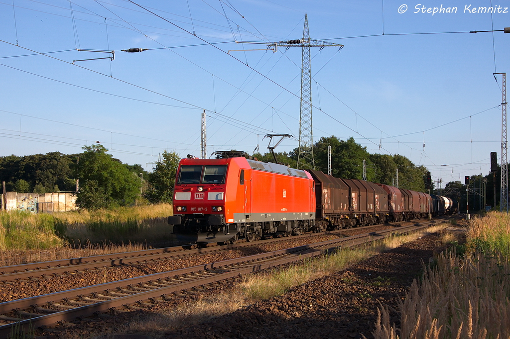 185 187-2 DB Schenker Rail Deutschland AG mit einem gemischtem Gterzug aus Seddin in Satzkorn und fuhr in Richtung Priort weiter. 01.08.2013