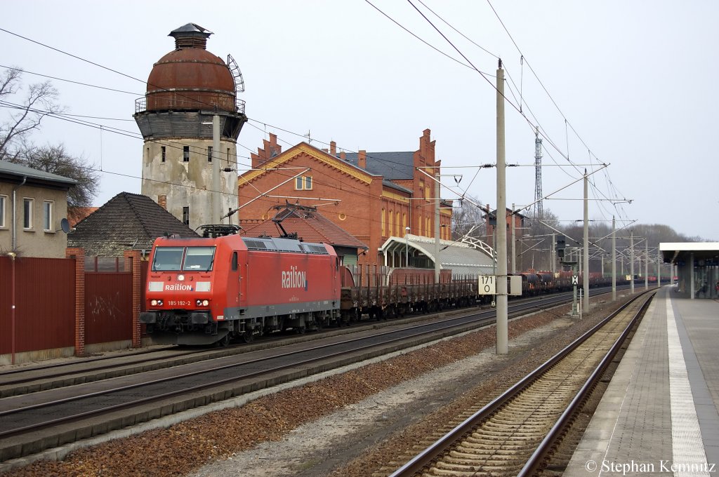 185 192-2 mit Flachwagen in Rathenow in Richtung Stendal unterwegs. 30.03.2011