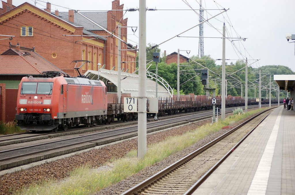 185 193-0 mit Flachwagen in Rathenow in Richtung Stendal. 24.07.2010