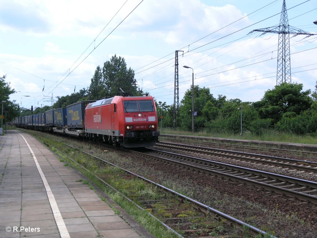 185 197-1 zieht den LKW-Walter durch Saarmund. 01.06.09