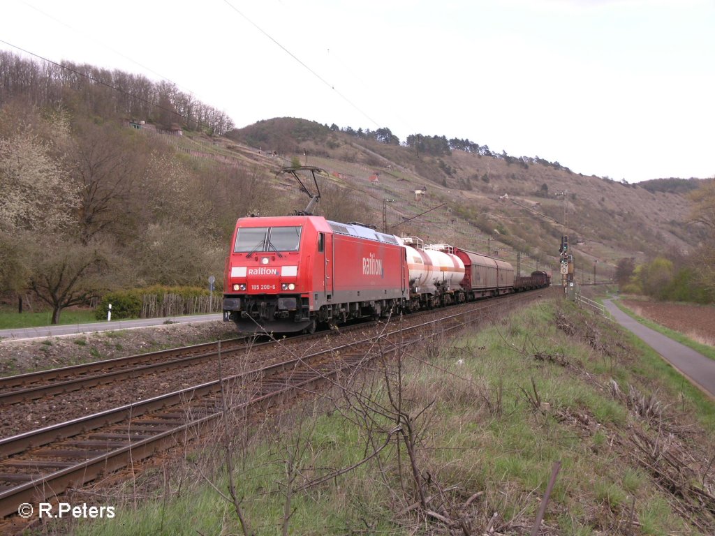 185 208-6 zieht ein kurzen gemischten Gterzug durchs Maintal bei Gambach. 12.04.08