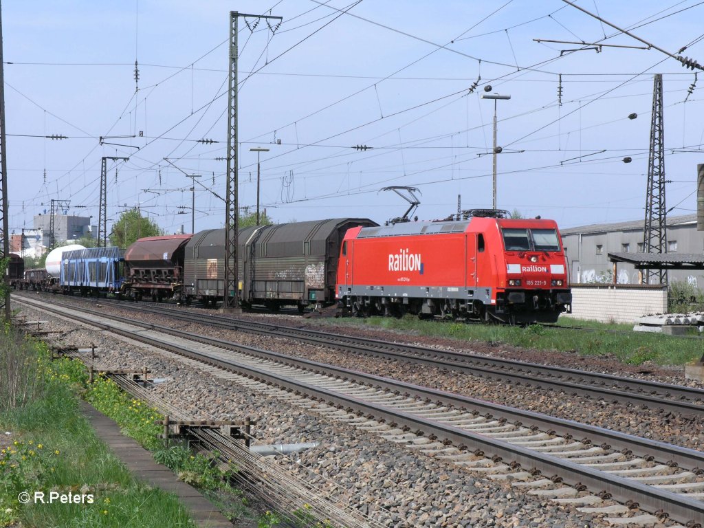 185 221-9 fhrt in Regensburg Ost mit einem gemischten Gterzug ein. 29.04.10