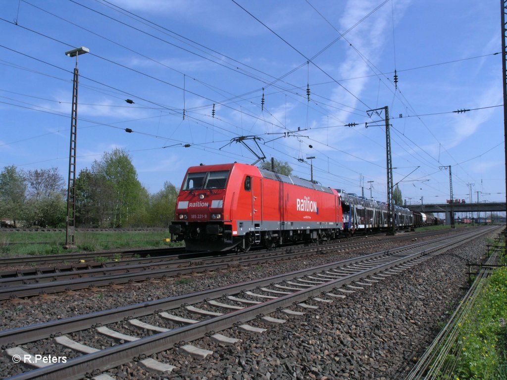 185 221-9 verlsst Regensburg Ost wieder mit einem gemischten Gterzug. 29.04.10