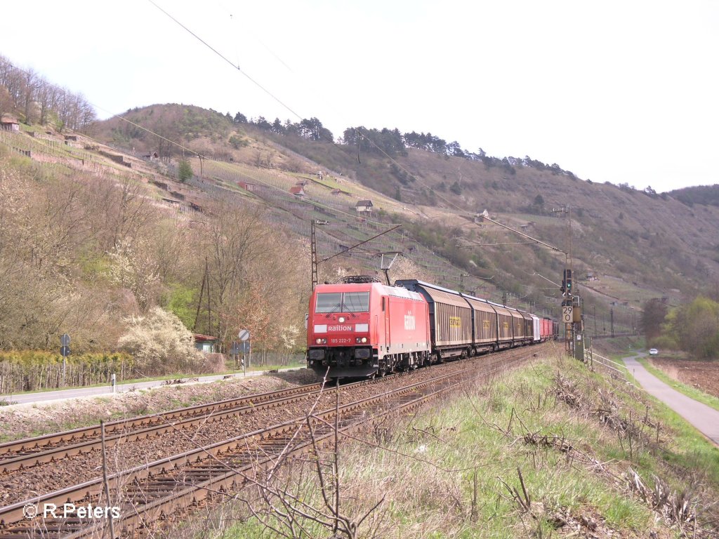 185 222-7 zieht ein kurzen gedeckten Gterzug durchs Maintals bei Gambach. 12.04.08