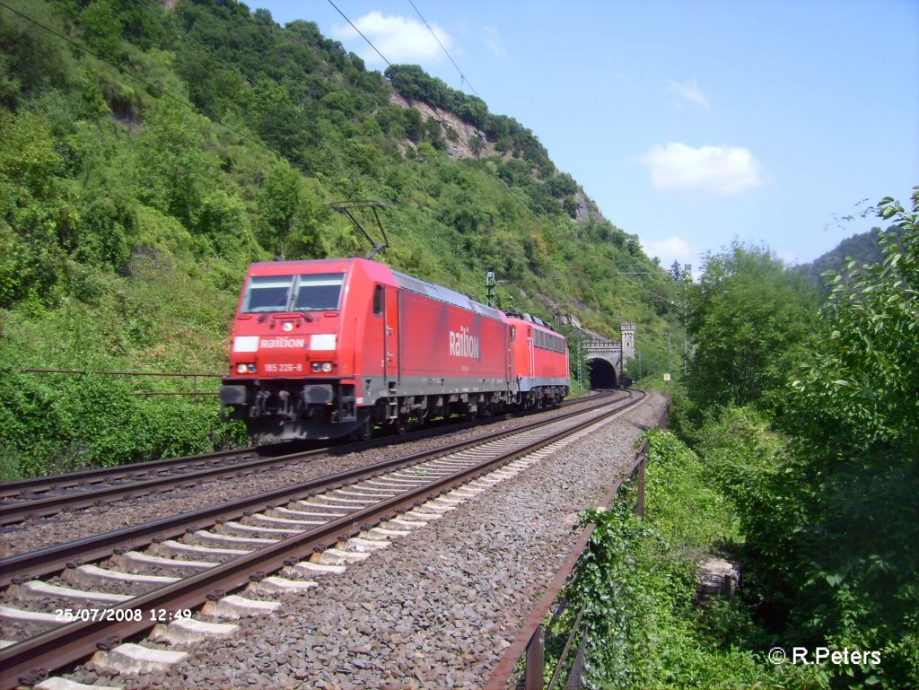 185 226-8 schleppt eine 140 beim Tunnel von ST.Goars. 25.07.08