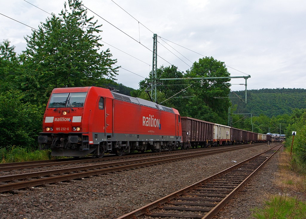 185 232-6 der DB Schenker Rail zieht eine gemischten Güterzug in Richtung Köln, hier am 30.06.2012 bei Betzdorf (Sieg).