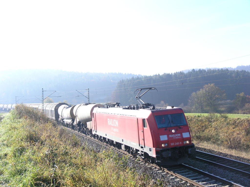 185 240-9 mit einem gemischten Gterzug bei Dettenhofen. 29.10.10