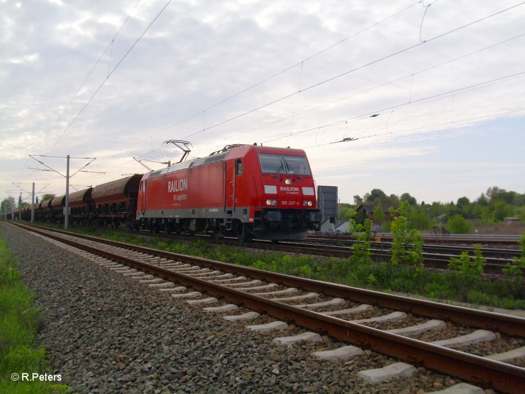 185 247-4 mit einem Schotterzug bei Schkeuditz. 05.05.10