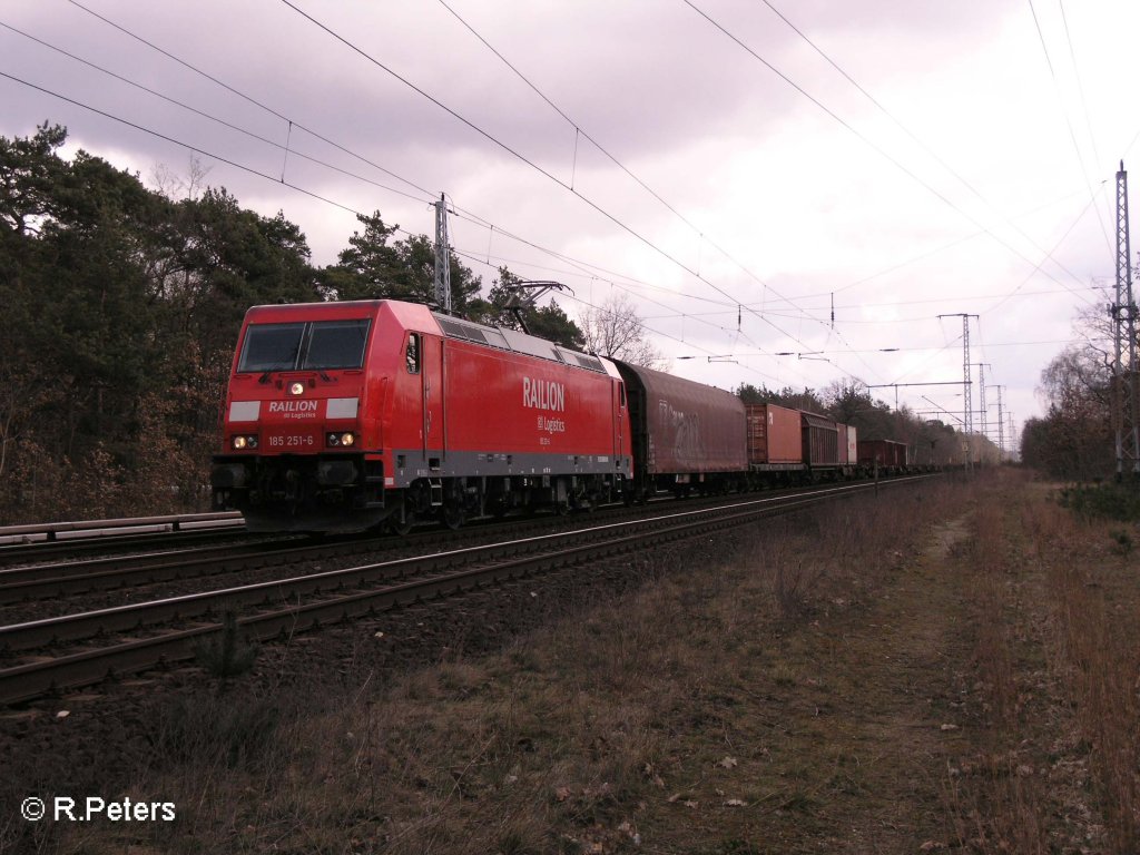 185 251-6 zieht bei Berlin-Friedrichshagen ein gemischten Gterzug. 19.03.08